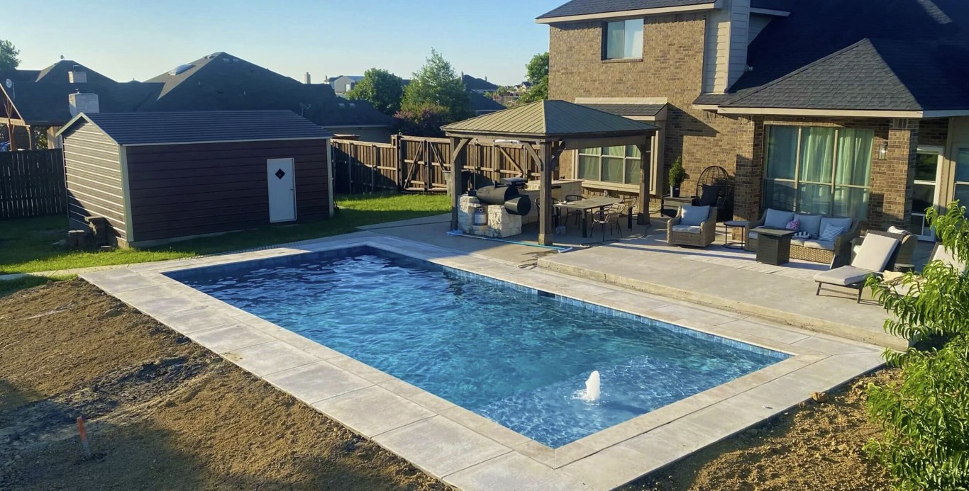 Clean modern pool with no calcium buildup in Diamond Bar, CA